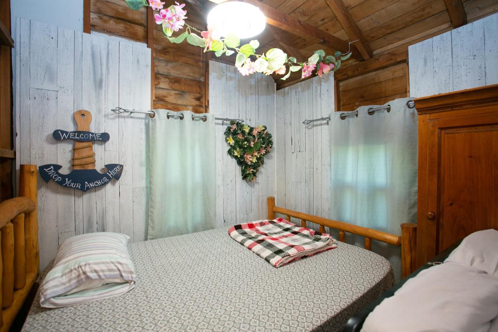 Fun Place With A Sandy Beach For Swimming, Boating, And Fishing, Featuring 3 Available Cabins Fenelon Falls المظهر الخارجي الصورة