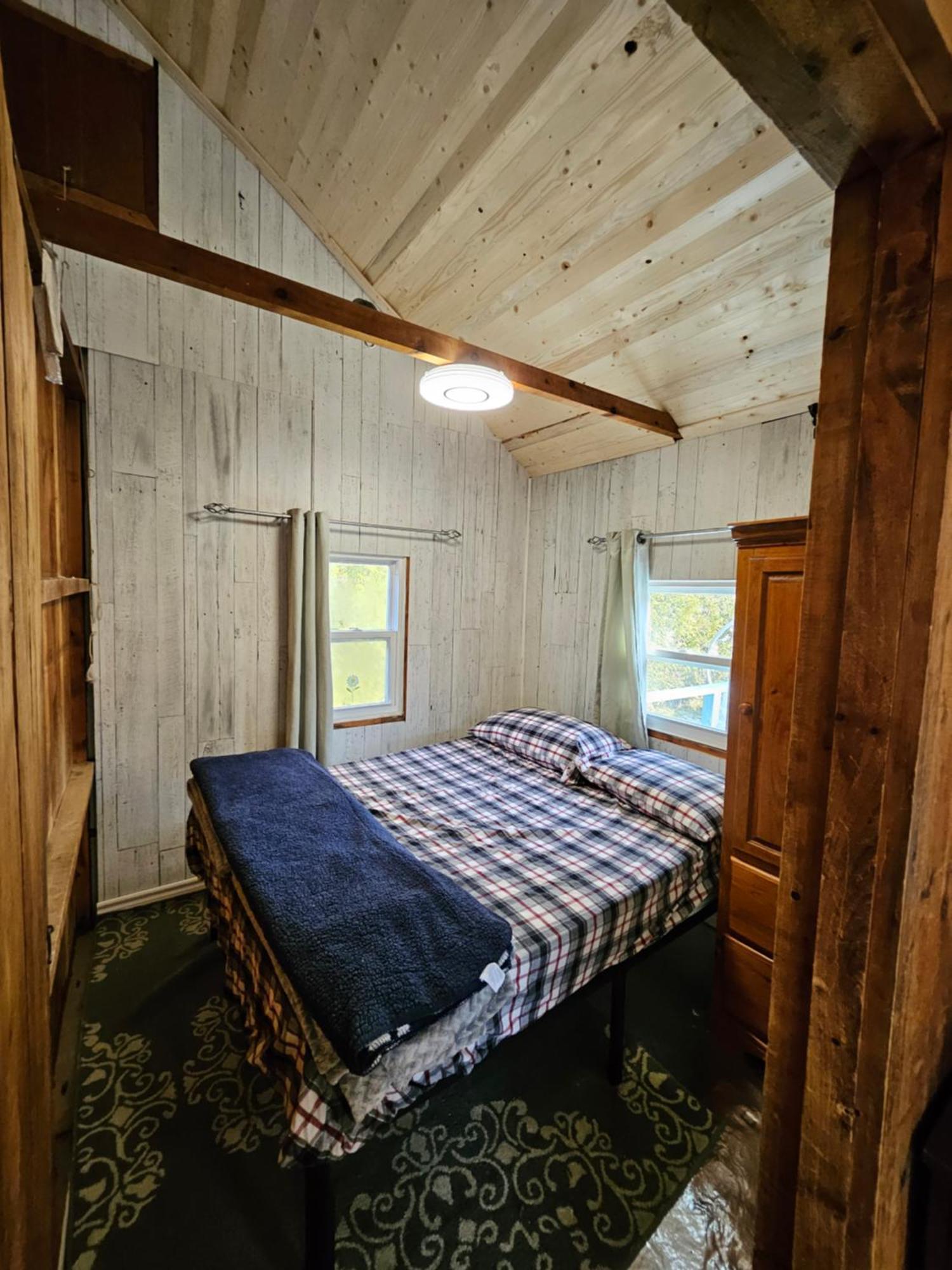 Fun Place With A Sandy Beach For Swimming, Boating, And Fishing, Featuring 3 Available Cabins Fenelon Falls المظهر الخارجي الصورة
