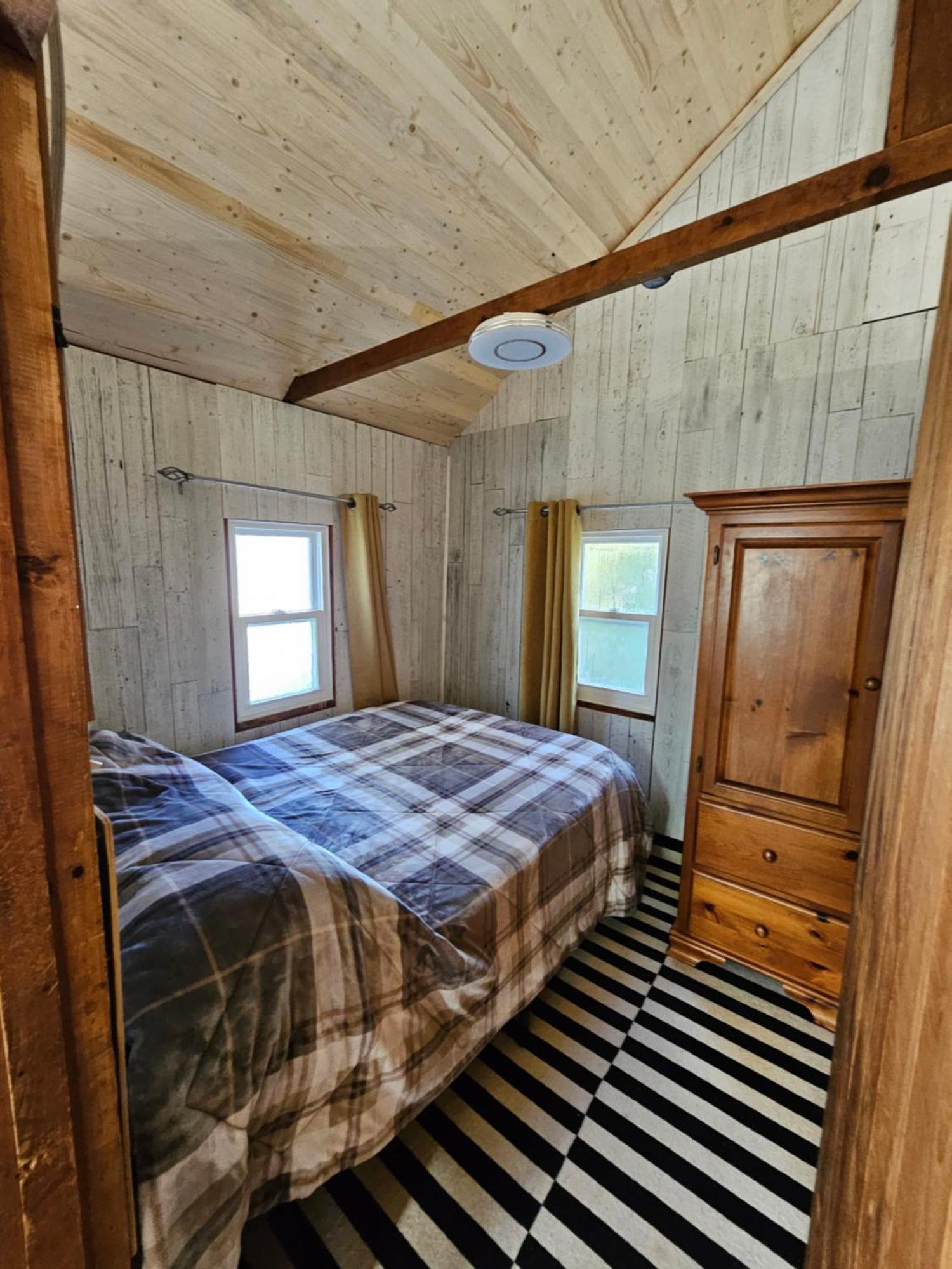 Fun Place With A Sandy Beach For Swimming, Boating, And Fishing, Featuring 3 Available Cabins Fenelon Falls المظهر الخارجي الصورة
